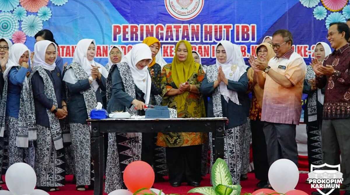 Sekda Karimun Muhd Firmansyah (2 kiri), Kadinkes Karimun Rachmadi (kiri) menyaksikan pemotongan tumpeng perayaan HUT IBI ke-72 dan HUT IBI Karimun ke-23 di Gedung Nasional, Tanjung Balai Karimun, Sabtu (24/6/2023). (Dok. Bagian Prokopim Setkab Karimun)
