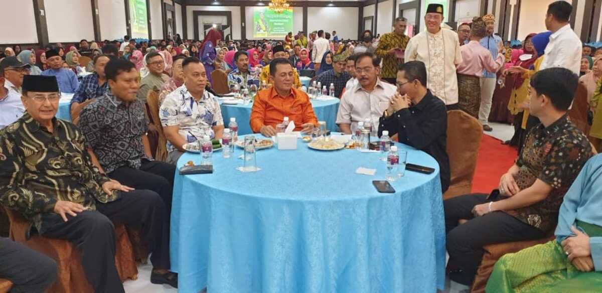 hut selingsing lingga Gubernur Kepri Ansar Ahmad (tengah) bersama mantan Gubernur Kepri Nurdin Basirun (3 kanan) menghadiri harlah ke-6 Perkumpulan Selingsing Kota Batam Kabupaten Lingga di Ballroom Restoran Golden Prawn Bengkong Kota Batam, Minggu (25/6/2023). (Diskominfo Kepri)
