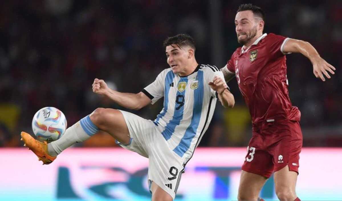 Pesepak bola Timnas Indonesia Marc Anthony Klok berebut bola dengan pesepak bola Timnas Argentina Julian Alvarez dalam laga persahabatan FIFA Matchday di Stadion Utama Gelora Bung Karno, Jakarta, Senin (19/6/2023). (siberindo.co)