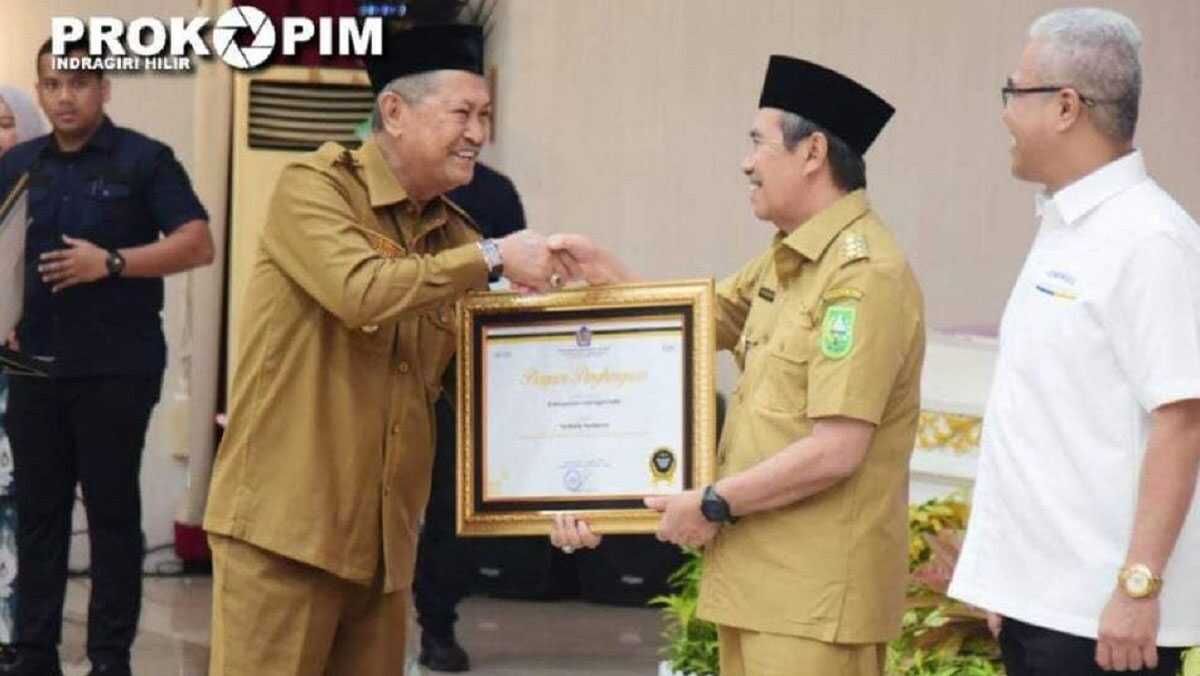 inhil penghargaan dari DJP Bupati Bupati Inhil H Syamsuddin Uti merima piagam penghargaan dari DJPb Provinsi Riau yang diserahkan Gubernur Riau H Syamsuar di Balai Serindit Aula Gubernuran, Pekanbaru, Senin (3/4/2023). (Dok. Diskominfo Inhil)