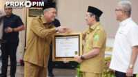inhil penghargaan dari DJP Bupati Bupati Inhil H Syamsuddin Uti merima piagam penghargaan dari DJPb Provinsi Riau yang diserahkan Gubernur Riau H Syamsuar di Balai Serindit Aula Gubernuran, Pekanbaru, Senin (3/4/2023). (Dok. Diskominfo Inhil)