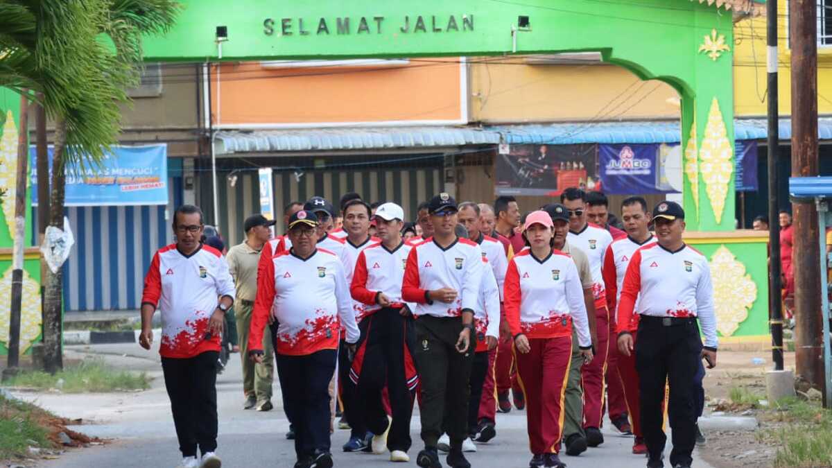 Wakapolres Karimun Kompol Petra C K Tumengkol bersama Forkopimda, Sekda Muhd Firmansyah dan pejabat lainnya jalan santai dalam acara olahraga bersama menyambut Hari Bhyangkara ke-77 di lapangan Polres. Sabtu (24/6/2023) pagi. (Dok. Humas Polres Karimun)