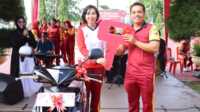 jalan santai polres karimun1 Wakapolres Karimun Kompol Petra C K Tumengkol menyerahkan hadiah utama sepeda motor kepada pemenang hadiah doorprize acara jalan santai dan olahraga bersama menyambut Hari Bhyangkara ke-77 di lapangan Polres. Sabtu (24/6/2023) pagi. (Dok. Humas Polres Karimun)