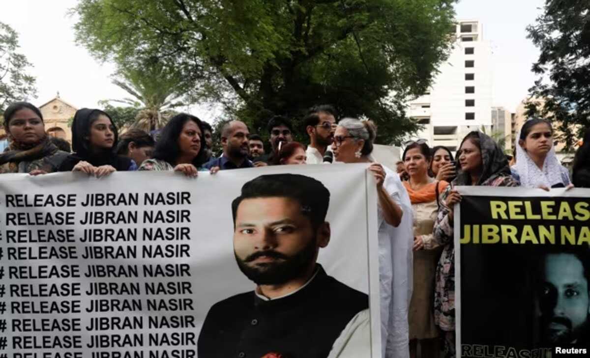 Sejumlah orang mengusung spanduk saat menggelar aksi protes di Karachi, Pakistan, menuntut pembebasan aktivis HAM dan pengacara Jibran Nasir, yang menurut mereka diculik, 2 Juni 2023. (REUTERS/Akhtar Soomro)