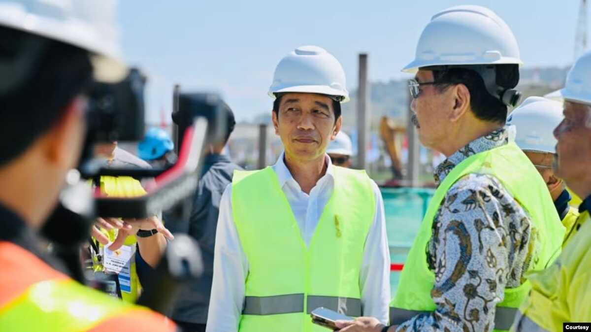 Presiden Joko Widodo meninjau smelter tembaga milik PT Freeport Indonesia di Gresik, Jawa Timur, Selasa (20/6/2023) (Biro Setpres)