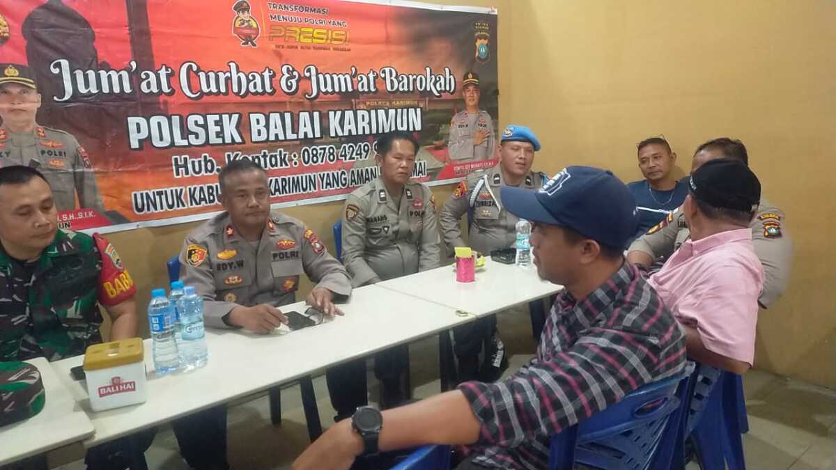 jumat curhat Kapolsek Balai Kapolsek Balai Karimun Kompol Edy Wiyanto dalam kegiatan Jumat Curhat di Kedai Kopi Sinergi, Tanjung Balai Karimun, Jumat (2/6/2023). Dalam kesempatan itu Kapolsek meminta orang tua tidak mengizinkan anak di bawah umur mengendarai sepeda motor. (foto: jansen)