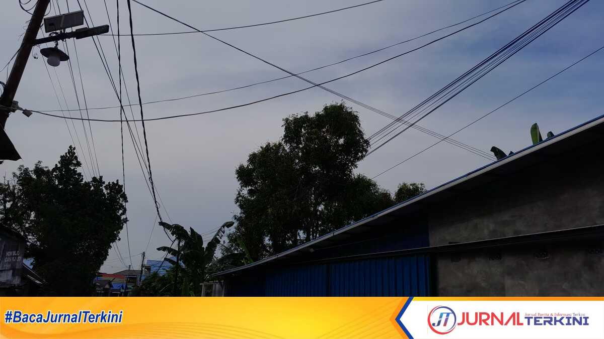 Kabel-kabel perusahaan provider dan TV kabel bersileweran di kawasan Orari, Tanjung Balai Karimun, Kabupaten Karimun, Provinsi Kepulauan Riau. Kabel-kabel dipasang semrawutan menyantol di tiang listrik PLN dikhawatirkan menjadi ancaman bagi keselamatan dan kenyamanan warga.  Data dihimpun, sedikitnya terdapat delapan perusahaan provider dan TV kabel bersaing memanfaatkan tiang listrik untuk menjangkau konsumen. (JurnalTerkini.id/Jansen M Silalahi)