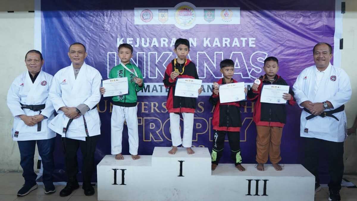 Wakil Bupati Asahan (kanan) bersama Kapolres Asahan (2 kiri) dan Ketua Inkanas Kabupaten Asahan (kiri) berfoto dengan para juara Kejuaraan Karate tingkat anak-anak Inkanas se- Sumatera Pantai Timur, di GOR Asahan, Minggu (18/06/2023). (dokumentasi pribadi)