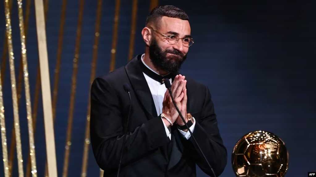 karim benzema Penyerang Real Madrid asal Prancis Karim Benzema menerima penghargaan Ballon d'Or dalam upacara penghargaan Ballon d'Or France Football 2022 di Theatre du Chatelet di Paris pada 17 Oktober 2022. (Foto: AFP)