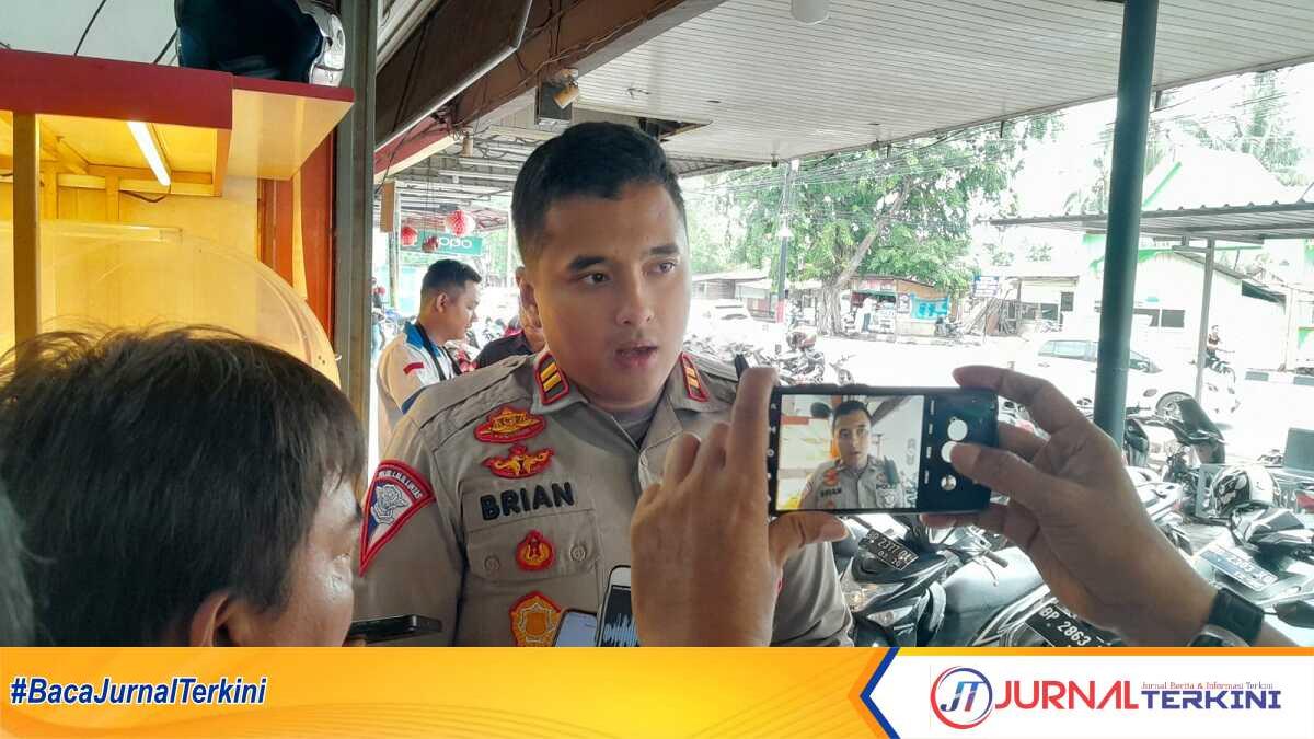 Kasat Lantas Polres Karimun Iptu Dristica Brian Arya Leviantona diwawancara jurnalis usai ngopi santai di Lucky Footcour, Selasa (6/6/2023). (JurnalTerkini.id/Jansen)
