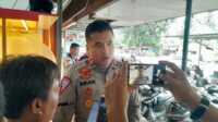 Kasat Lantas Polres Karimun Iptu Dristica Brian Arya Leviantona diwawancara jurnalis usai ngopi santai di Lucky Footcour, Selasa (6/6/2023). (JurnalTerkini.id/Jansen)