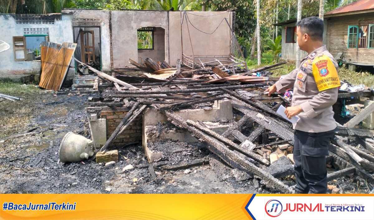 Kebakaran menghanguskan salah satu rumah warga di Dusun II Desa Sei Lunang Kecamatan Sei Kepayang Timur Kabupaten Asahan, Sabtu (03/06/2023). Polisi menggelar olah TKP. (foto dokumentasi pribadi)