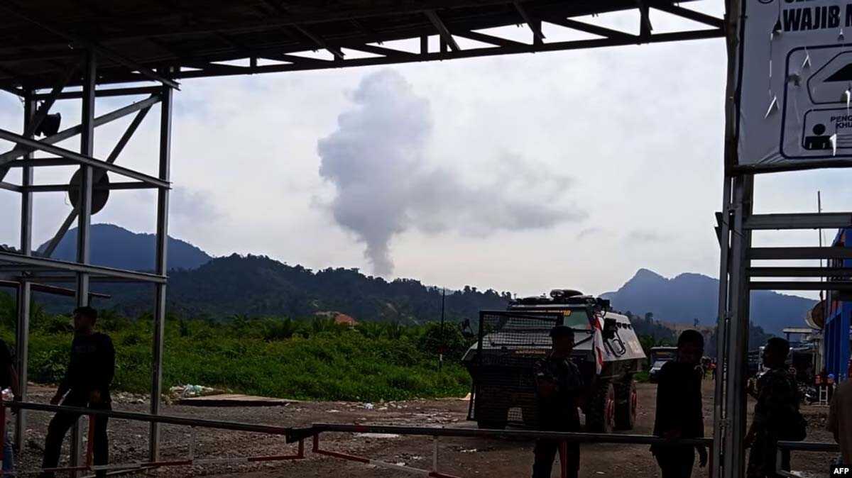 Polisi melakukan penjagaan setelah dua pekerja, termasuk seorang warga negara Tiongkok, tewas di sebuah pabrik peleburan nikel di Morowali Utara. (Foto: AFP)