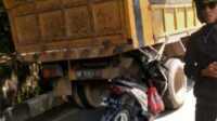 Sepeda motor yang dikendara dua bersaudara RA dan RAA menabrak bagian belakang truk yang pakir dalam kecelakaan lalu lintas dekat simpang Mutiara menuju Desa Pangke Barat, Kecamatan Meral, Kabupaten Karimun, Rabu (31/5/2023). (foto istimewa)
