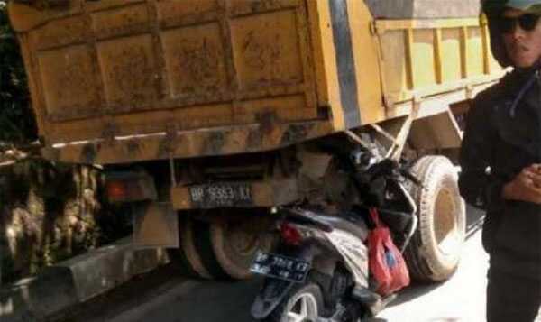 Sepeda motor yang dikendara dua bersaudara RA dan RAA menabrak bagian belakang truk yang pakir dalam kecelakaan lalu lintas dekat simpang Mutiara menuju Desa Pangke Barat, Kecamatan Meral, Kabupaten Karimun, Rabu (31/5/2023). (foto istimewa)