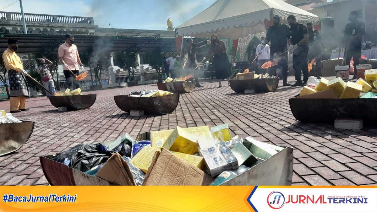 Kejari Karimun musnahkan barang bukti 230 perkara, termasuk 2 kilogram sabu di halaman Kantor Kejari Karimun, Kamis (22/6/2023). (JurnalTerkini.id/yogi)