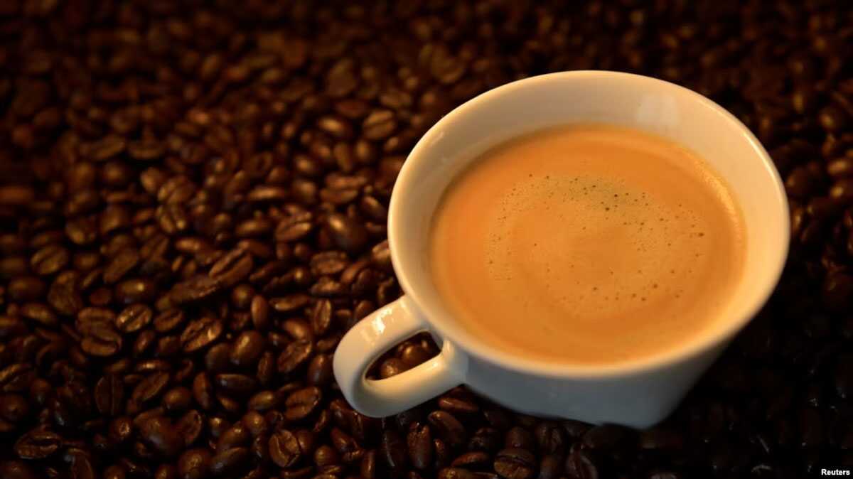 kopi tanpa kafein Ilustrasi: Secangkir kopi dan biji kopi yang sudah dipanggang di Brussels, Belgia, 1 Mei 2017. (Foto: Eric Vidal/Reutersi)