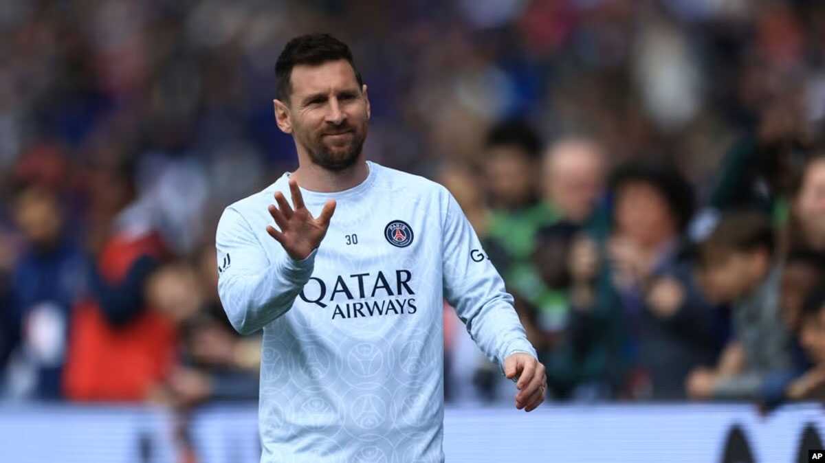 lionel messi Lionel Messi memberi isyarat saat melakukan pemanasan sebelum pertandingan sepak bola Liga Satu Prancis antara Paris Saint-Germain dan Lorient, di stadion Parc des Princes di Paris, Minggu, 30 April 2023. (Foto: AP)