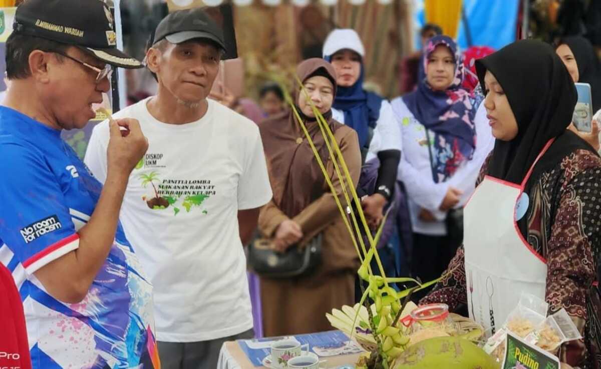 lomba makanan berbahan kelapa di inhil Bupati Inhil HM Wardan mencicipi salah satu makanan berbahan kelapa dalam lomba yang digelar di lapangan Gajah Mada, Senin (22/5/2023). (JurnalTerkini.id/Abdullah)