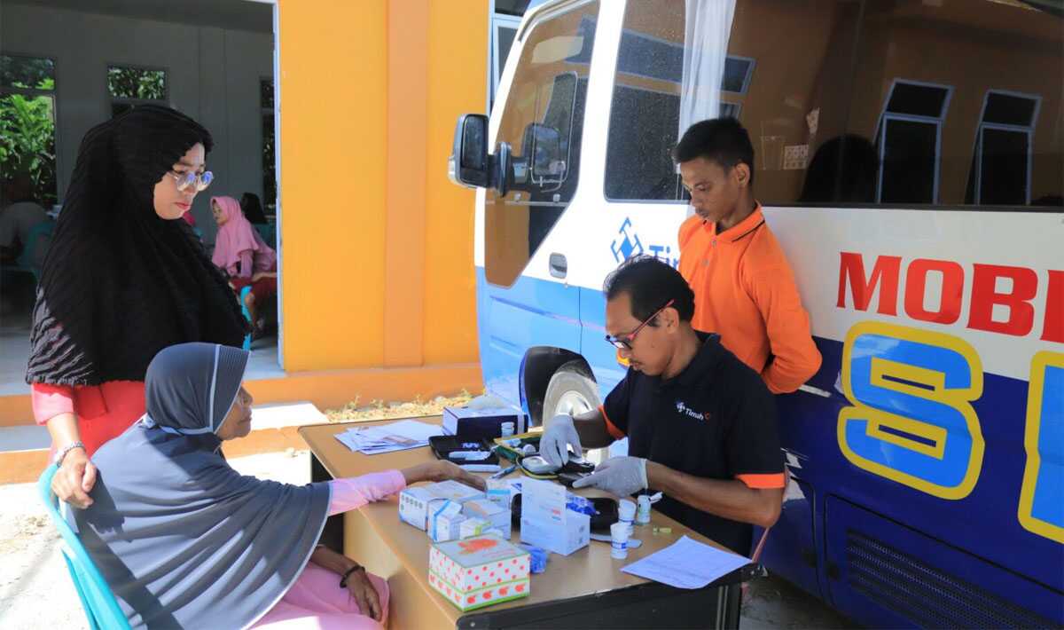 mobil sehat pt timah Mobil sehat PT Timah Tbk melayani pemeriksaan kesehatan gratis untuk warga Desa Perayun, Kecamatan Kundur Utara, Kabupaten Karimun, Kepulauan Riau, Kamis (23/6/2023). (Dok, Humas PT Timah)