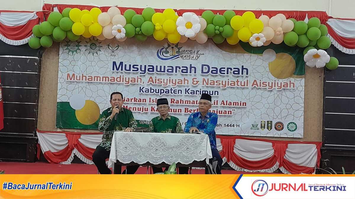 ki-ka: Sekretaris PD Muhammadiyah Karimun Muhiri, Ketua PD Muhammadiyah Karimun Bustami Datuk Raja Marah dan K=M Sochib, ketua panitia pemilihan Musda ke-5 Muhammadiyah Karimun dalam acara muspimda di Gedung Nasional, Tanjung Balai Karimun, Senin (19/6/2023) malam. (JurnalTerkini.id/jansen)