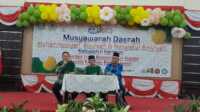 muspimda Muhammadiyah Karimun ki-ka: Sekretaris PD Muhammadiyah Karimun Muhiri, Ketua PD Muhammadiyah Karimun Bustami Datuk Raja Marah dan K=M Sochib, ketua panitia pemilihan Musda ke-5 Muhammadiyah Karimun dalam acara muspimda di Gedung Nasional, Tanjung Balai Karimun, Senin (19/6/2023) malam. (JurnalTerkini.id/jansen)