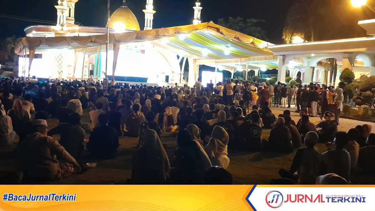 Nobar pertandingan persahabatan Indonesia vs Argentina di halaman rumah dinas Bupati Karimun, Senin (19/6/2023) malam. (JurnalTerkini.id/Jansen)