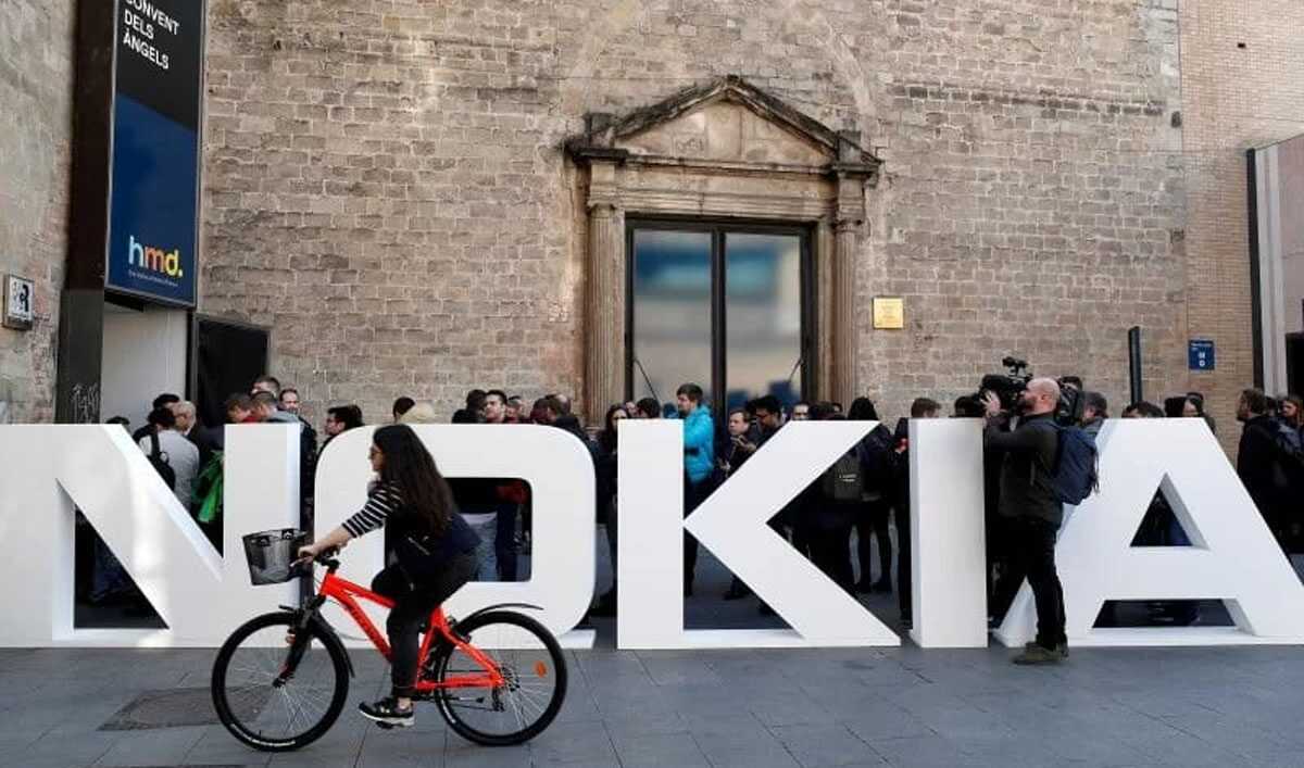 nokia Pesepeda melintas di depan logo Nokia di Mobile World Congress di Barcelona, Spanyol, 25 Februari 2018. (REUTERS/Yves Herman)