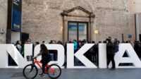 nokia Pesepeda melintas di depan logo Nokia di Mobile World Congress di Barcelona, Spanyol, 25 Februari 2018. (REUTERS/Yves Herman)