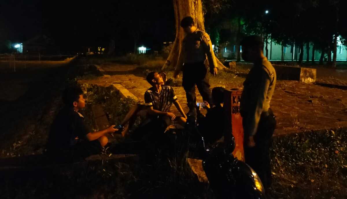 Polres Bintan patroli rutin menyasar tongkrongan remaja, Jumat (2.6.2023) malam. (Dok. Humas Polres Bintan)