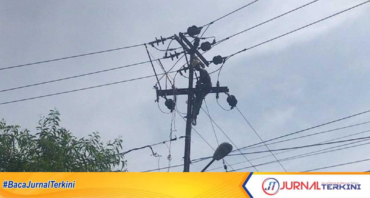 pemadaman listrik pln karimun Petugas PLN ULP Tanjung Balai Karimun sedang melakukan pekerjaan perubahan jalur jaringan listrik sehingga aliran listrik di sejumlah lokasi terpaksa dipadamkan, Jumat (2/6/2023) pagi. (JurnalTerkini.id/jansen)