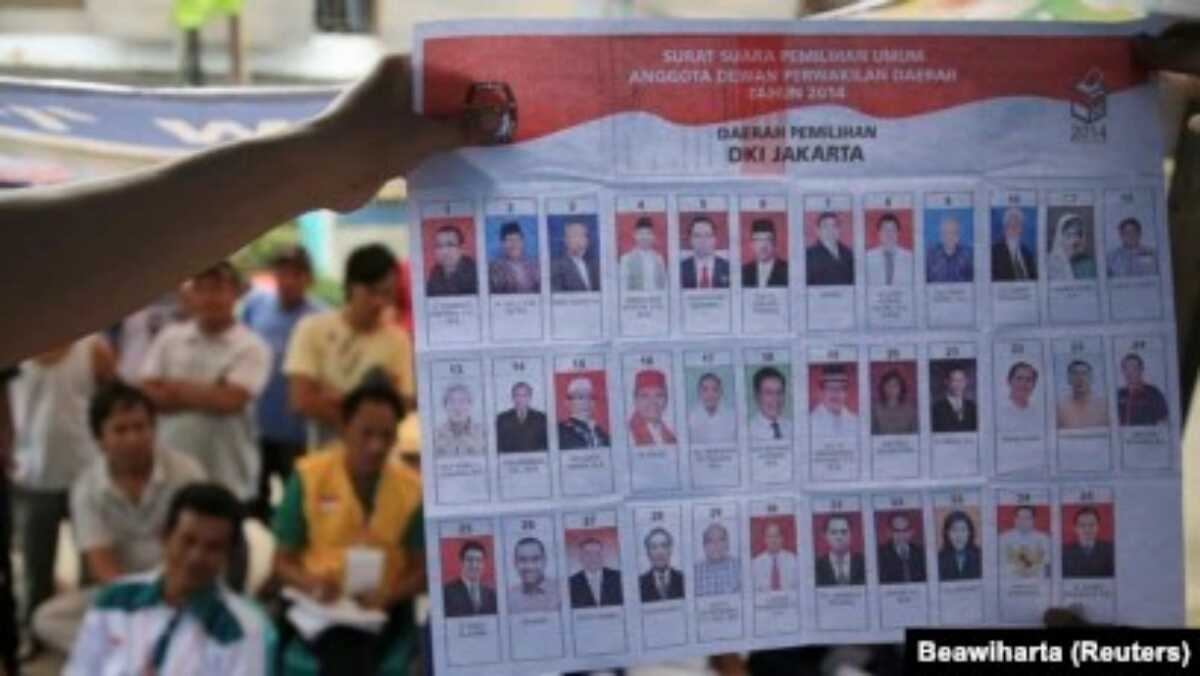 Warga menyaksikan petugas penyelenggara pemilu menunjukkan surat suara saat penghitungan suara di TPS di Jakarta, 9 April 2014. (Foto: REUTERS/Beawiharta)