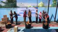 Pemusnahan arsip fisik substantif keimigrasian yang dilakukan Kantor Imigrasi Kelas II TPI Tanjung Balai Karimun di lapangan belakang kantor imigrasi setempat, Kamis (15/6/2023). (JurnalTerkini.id/Jansen)