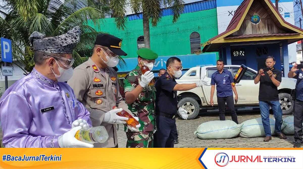 Pemusnahan barang milik negara berupa minuman mengandung etil alkohol oleh KPPBC Tipe Madya Pabean C Tembilahan di Kantor BC Tembilahan, Kamis (15/6/2023). (JurnalTerkini.id/abdullah)