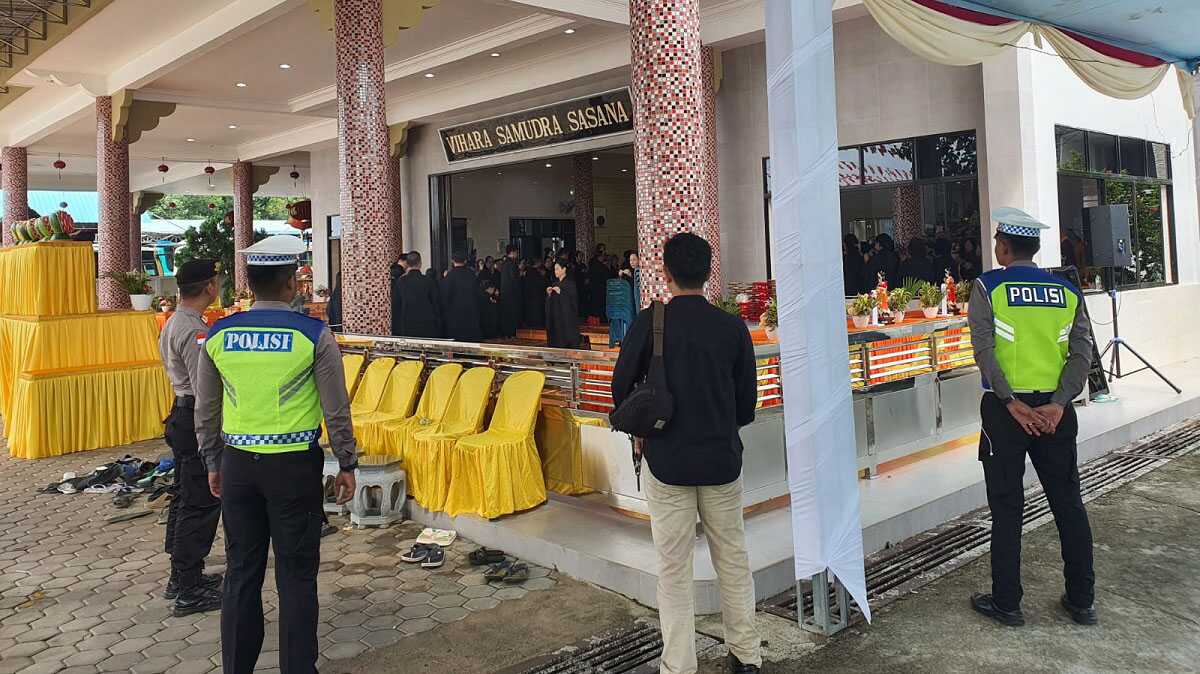 pengamanan waisak polres bintan Sejumlah personel Polres Bintan dan Polsek Bintan mengamankan ibadah Hari Raya Waisak umat Budha di Vihara Samudra Sasana, Kecamatan Bintan Timur, Kabupaten Bintan, Kepulauan Riau, Jumat (2/6/2023). (foto istimewa)