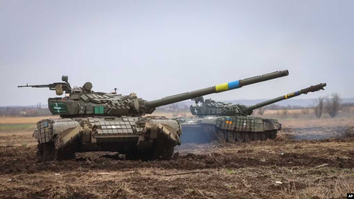 Sejumlah tank-tank Ukraina sedang berlatih untuk memeriksa kesiapan peralatan sebelum perang di sebuah pangkalan militer di wilayah Zaporizhzhia, Ukraina, Rabu, 5 April 2023. (Foto: Kateryna Klochko via VOA)