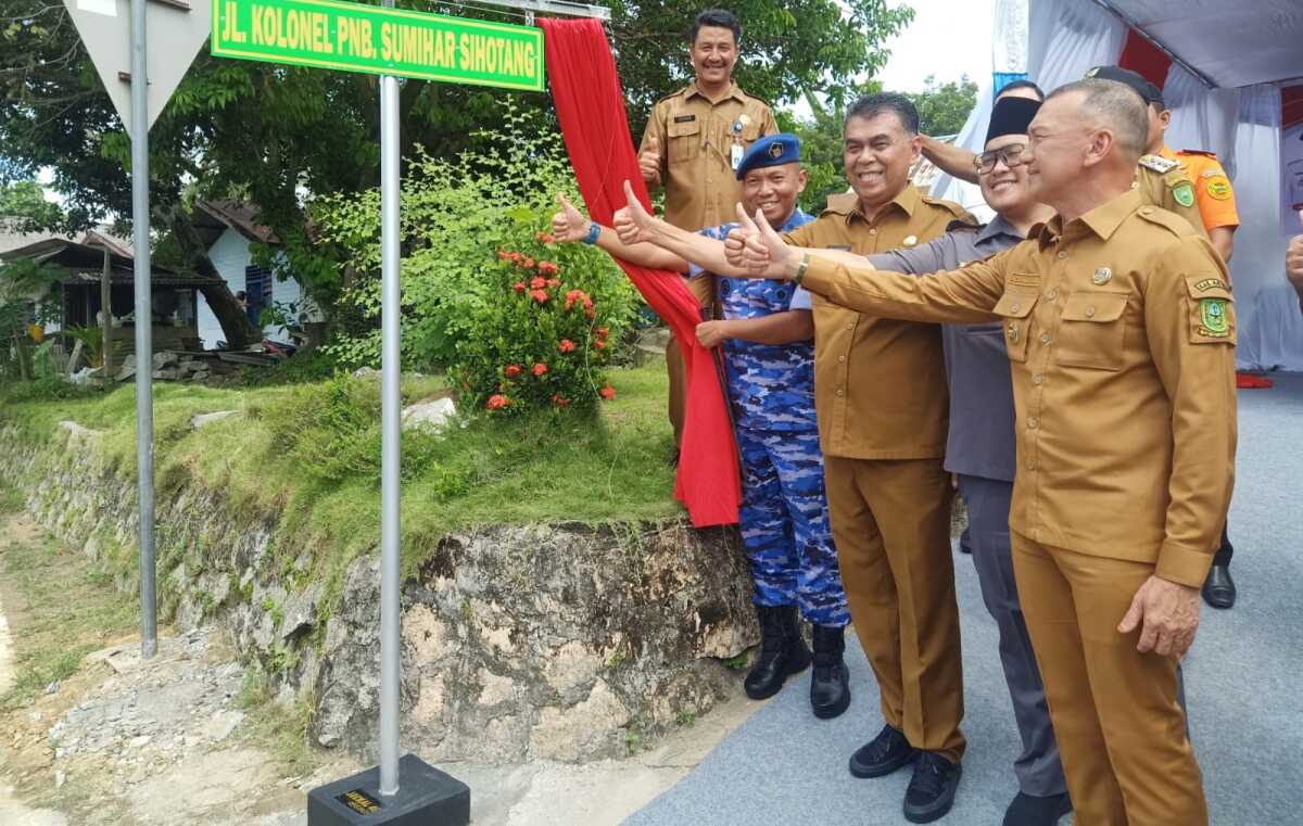 peresmian nama jalan di natuna Bupati Natuna Wan Siswandi bersama Danlanud Raden Sadjad dan pejabat lainnya berfoto bersama usai meresmikan nama Jakan Kolonel Pnb Sumihar Sihotang, Selasa (20/6/2023). (Dok. Diskominfo Natuna)