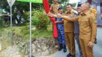 peresmian nama jalan di natuna Bupati Natuna Wan Siswandi bersama Danlanud Raden Sadjad dan pejabat lainnya berfoto bersama usai meresmikan nama Jakan Kolonel Pnb Sumihar Sihotang, Selasa (20/6/2023). (Dok. Diskominfo Natuna)
