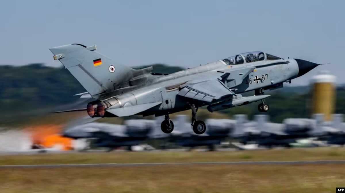 Pesawat ECR Tornado Jerman lepas landas saat Latihan Pertahanan Udara 2023 di bandara militer Jagel, Jerman utara, 9 Juni 2023. (Axel Heimken/POOL/AFP)
