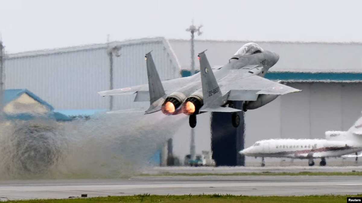 pesawat tempur f-15 Pesawat tempur F-15 Pasukan Bela Diri Udara Jepang mengacak-acak di pangkalan Pasukan Bela Diri Udara Naha di Naha, prefektur Okinawa, Jepang, dalam foto ini diambil oleh Kyodo 13 April 2015. (Kyodo/via Reuters)