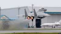 pesawat tempur f-15 Pesawat tempur F-15 Pasukan Bela Diri Udara Jepang mengacak-acak di pangkalan Pasukan Bela Diri Udara Naha di Naha, prefektur Okinawa, Jepang, dalam foto ini diambil oleh Kyodo 13 April 2015. (Kyodo/via Reuters)