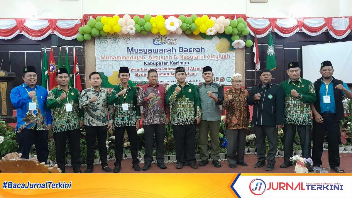 Ketua PD Muhammadiyah Karimun terpilih, H Usman S Ag (tengah) bersama 10 anggota formatur yang otomatis jadi unsur pimpinan berfoto usai Musyda Muhammadiyah ke-5 di Gedung Nasional, Tanjung Balai Karimun, Selasa (20/6/2023). (JurnalTerkini.id/rusdi)