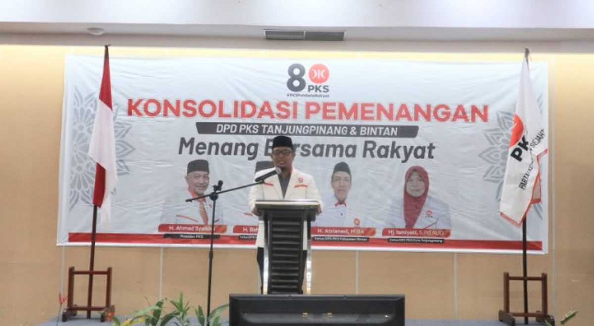 Ketua DPW PKS Kepri H Bahktiar berbicara dalam acara konsolidasi pemenangan Bacapres Anies Baswedan bersama 55 bacaleg untuk DPRD Bintan dan Tanjungpinang di Tanjungpinang, Minggu (11/6/2023). (foto kepri.siberindo.co)