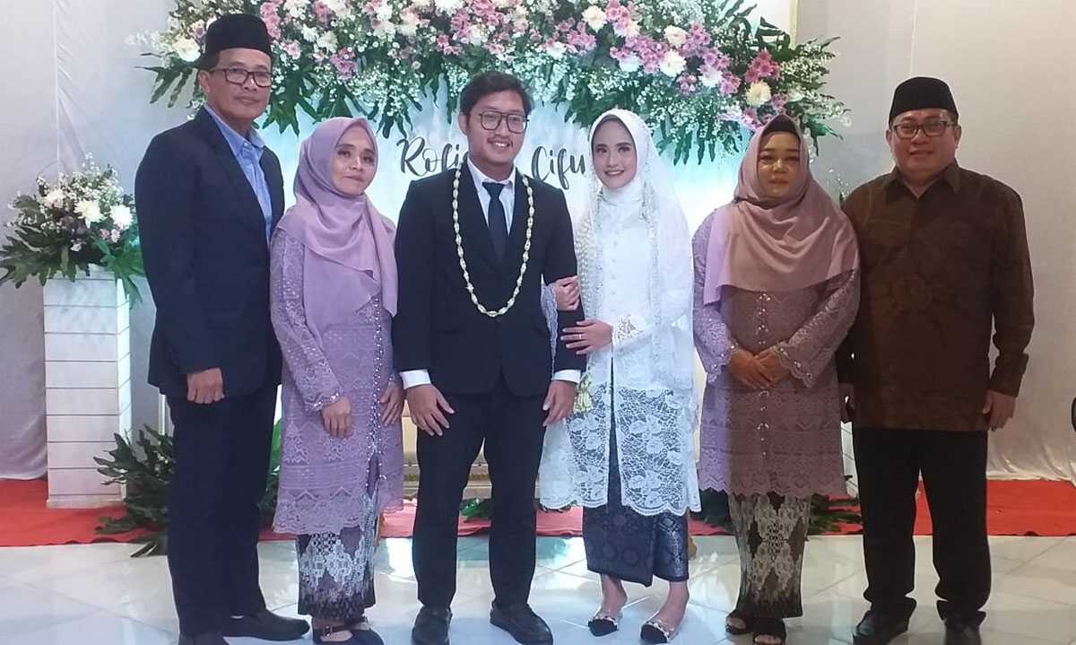 putra ketua umum smsi menikah Kedua mempelai Muhammad Rofiq Gempur Tirani, S Kom dan dr Chyntia Fitri diapit orangtua masing-masing usai akad nikah. (siberindo)