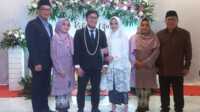 putra ketua umum smsi menikah Kedua mempelai Muhammad Rofiq Gempur Tirani, S Kom dan dr Chyntia Fitri diapit orangtua masing-masing usai akad nikah. (siberindo)