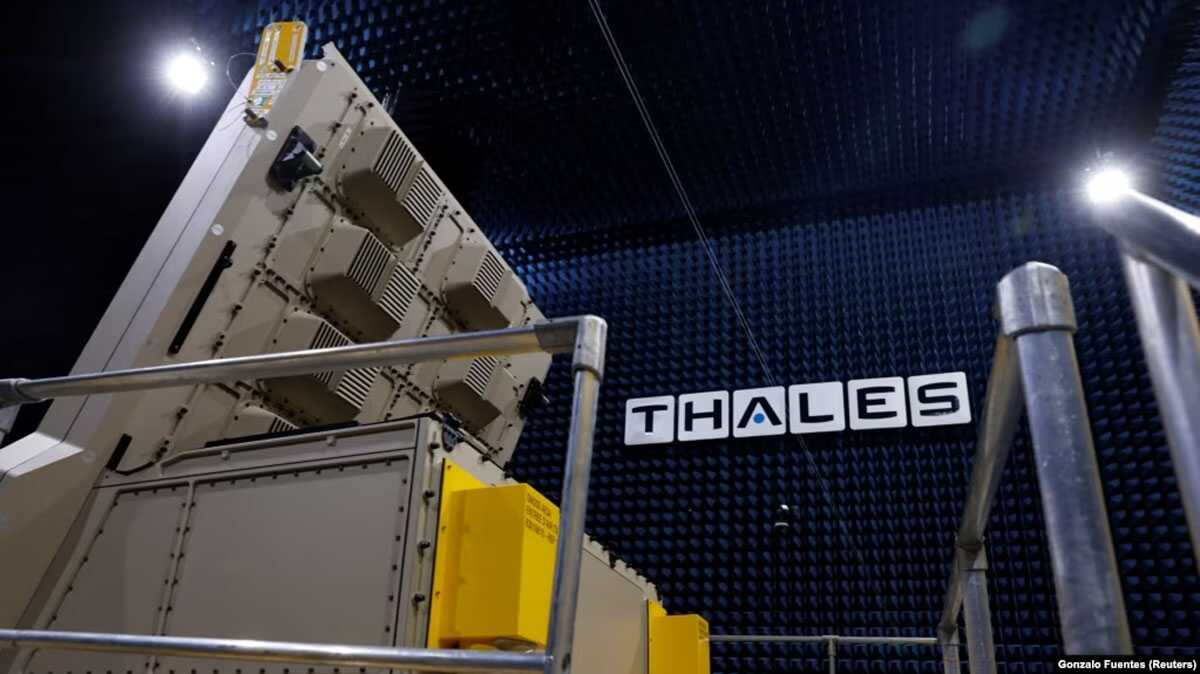 radar jarak menengah Sebuah Ground Master 200 (GM200), radar jarak menengah yang diproduksi untuk pertahanan udara, terlihat di ruang anechoic selama kunjungan di pabrik radar Thales di Limours, Prancis, 1 Februari 2023. (Foto: REUTERS/Gonzalo Fuentes)