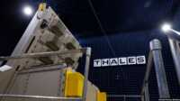 radar jarak menengah Sebuah Ground Master 200 (GM200), radar jarak menengah yang diproduksi untuk pertahanan udara, terlihat di ruang anechoic selama kunjungan di pabrik radar Thales di Limours, Prancis, 1 Februari 2023. (Foto: REUTERS/Gonzalo Fuentes)