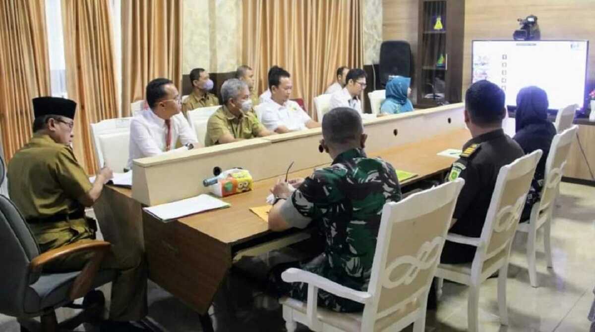 rakor inflasi inhil Bupati Inhil HM Wardan bersama sejumlah pejabat mengikuti rakor secara virtual bersama Mendagri di ruang zoom meeting Diskominfo, Senin (10/4/2023). (Dok. Diskominfil Inhil)