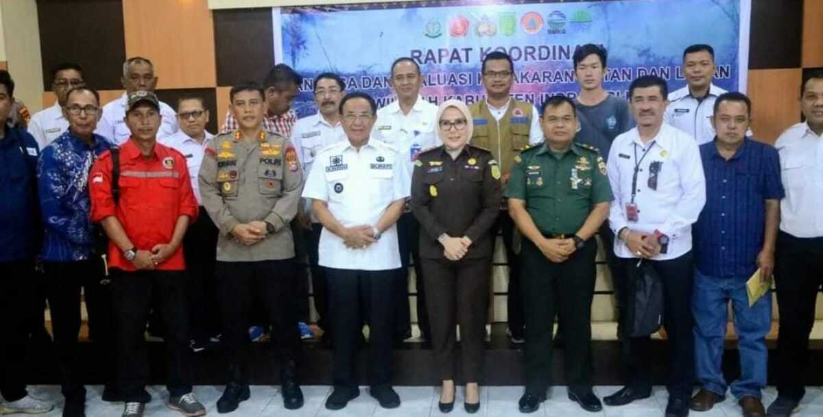 rakor lintas sektoral inhil Bupati Inhil HM Wardan, Forkopimda dan pejabat terkait lainnya berfoto usai rakor lintas sektoral mengevaluasi dan menganalisasi penanggulangan karhutla di Aula Kantor Bappeda Inhil, Rabu, (17/05/23). (Dok. Prokopim Inhil)