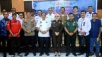 rakor lintas sektoral inhil Bupati Inhil HM Wardan, Forkopimda dan pejabat terkait lainnya berfoto usai rakor lintas sektoral mengevaluasi dan menganalisasi penanggulangan karhutla di Aula Kantor Bappeda Inhil, Rabu, (17/05/23). (Dok. Prokopim Inhil)
